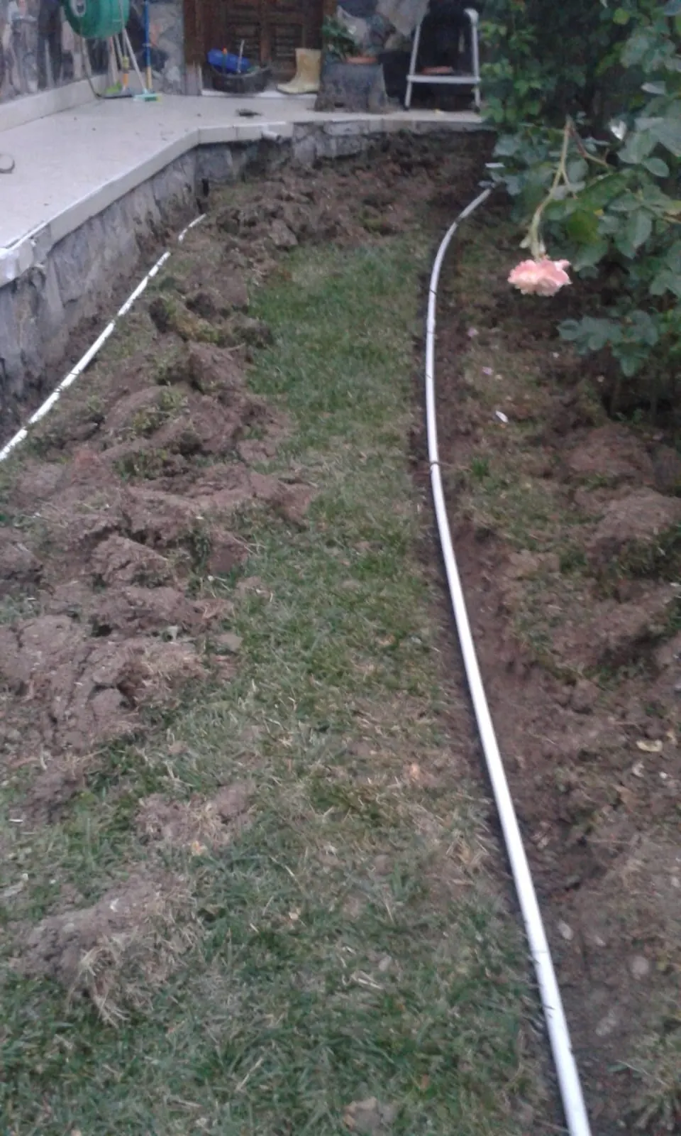 Bahçede döşenen sulama boruları
