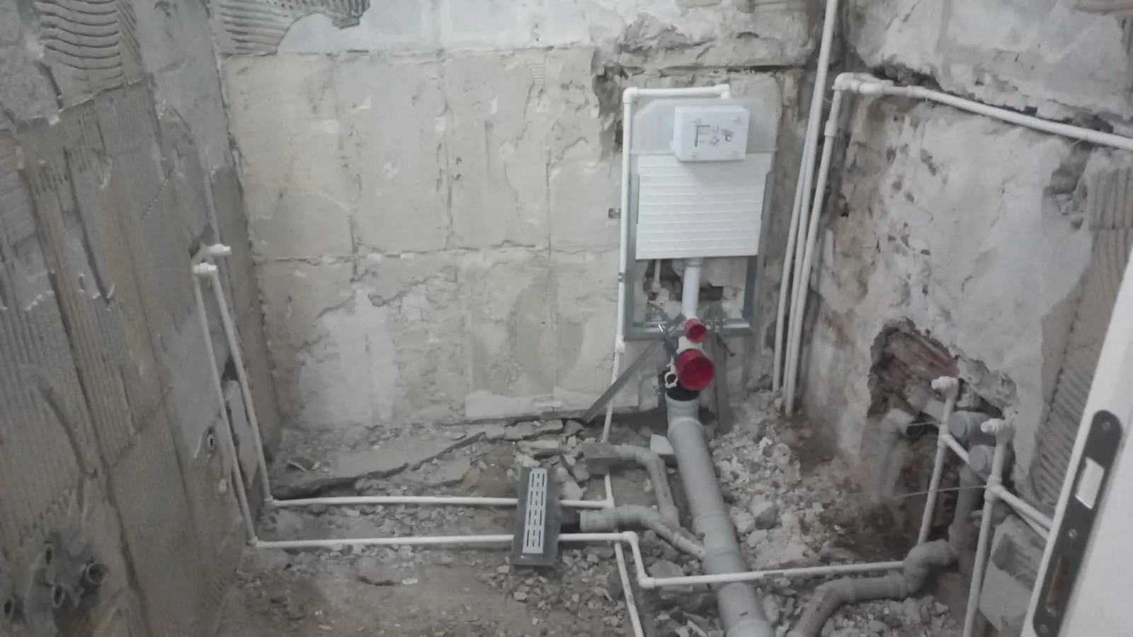 Banyo duvarı ve zemininde döşenen su boruları