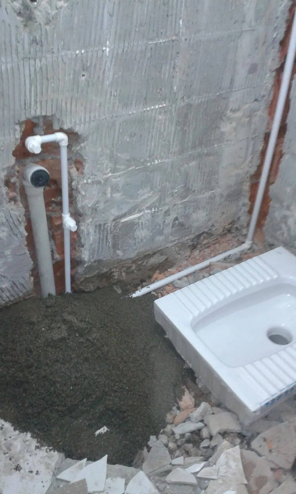 Banyo tadilatında döşenen su ve gider boruları