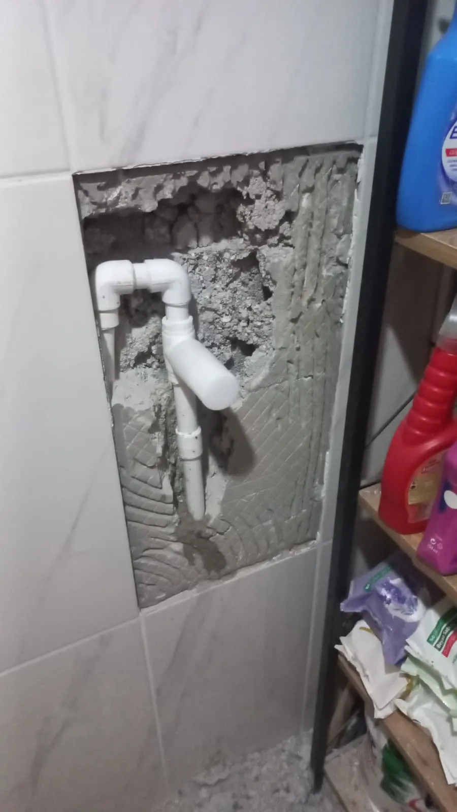 Duvar içinde açığa çıkarılmış beyaz gider boruları