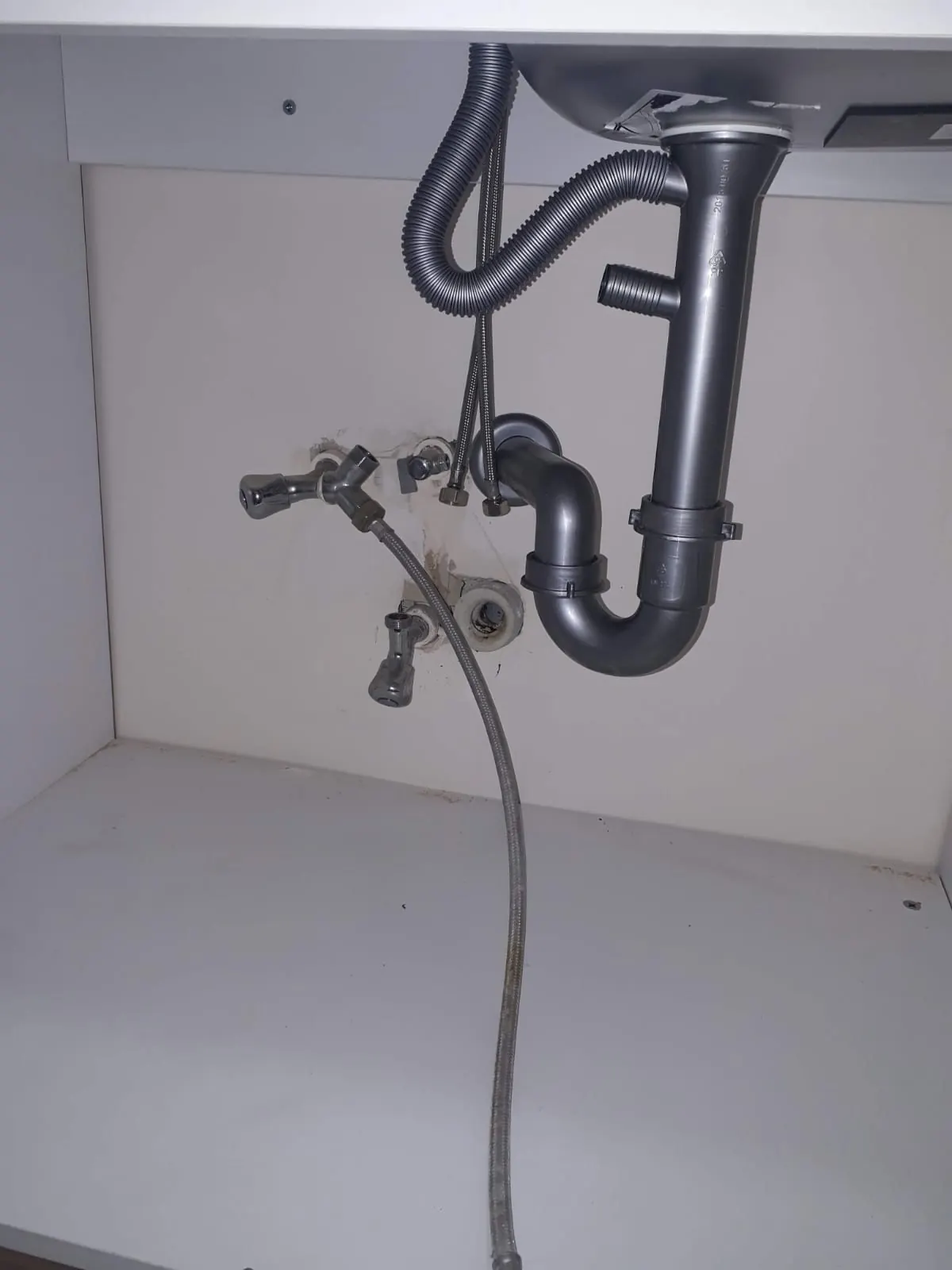 Lavabo altındaki gider hattı ve bağlantılar