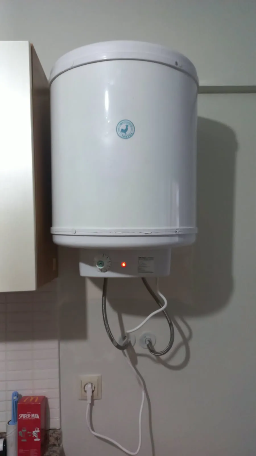 Termosifonun altındaki su ve elektrik bağlantıları