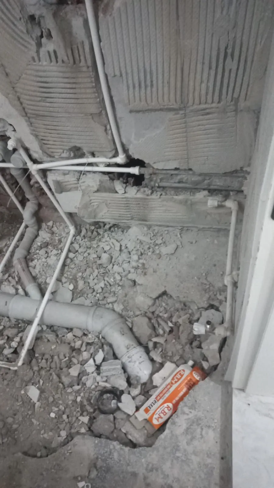 Banyo tadilatında duvar boyunca döşenmiş boru bağlantıları
